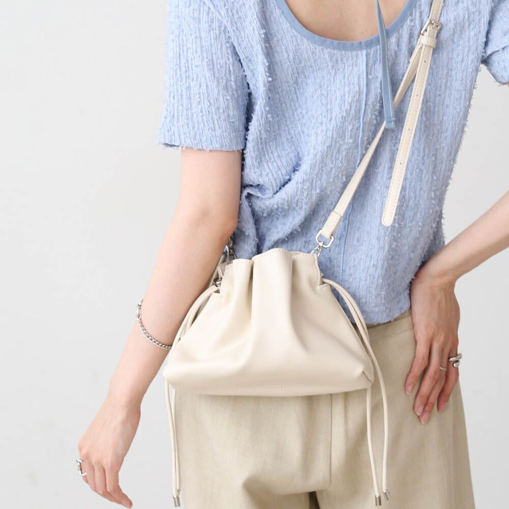 輕巧抽繩可愛感側背小包-白