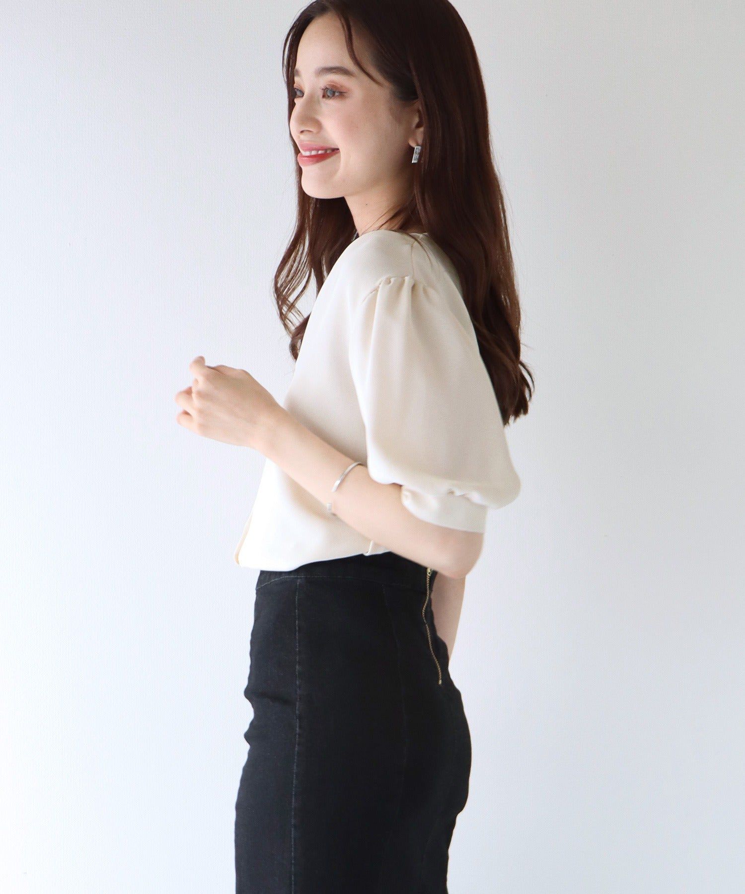 日本 BLUE EAST - 氣質V領珍珠釦短袖襯衫-淺米杏