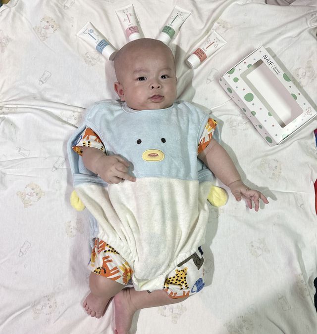 很開心被選中荷蘭NAïF寶貝洗沐系列體驗組(´▽｀)寶寶天然柔嫩沐浴露、洗髮露的泡泡不會很多，所以很好清洗，不用擔心洗不乾淨，洗完皮膚也很保濕不會很乾，洗完也真的從頭到腳都很香(˶‾᷄ ⁻̫ ‾᷅˵)洗完澡用寶寶天然滋潤身體乳按摩，很好推開，又能滋潤和養護皮膚，寶寶剛好遇到天氣變化，又整天待在冷氣房皮膚乾燥所引起的紅腫、脫皮都漸漸改善了o(^▽^)o睡前再使用寶寶天然舒敏滋養霜，他質地跟乳液比起來較濃稠，現在剛好愛吃手，又口水流的滿臉都是，時常反覆的長口水疹，每天晚上睡前幫他擦一些滋養霜，隔天起床都好一大半去了，寶寶的皮膚變好，媽媽的心情也跟著一起變好了～（＾ν＾）♡