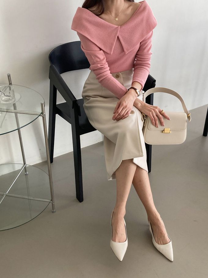 韓國女裝連線 - 微露鎖骨大翻領長袖上衣-黑 (FREE)