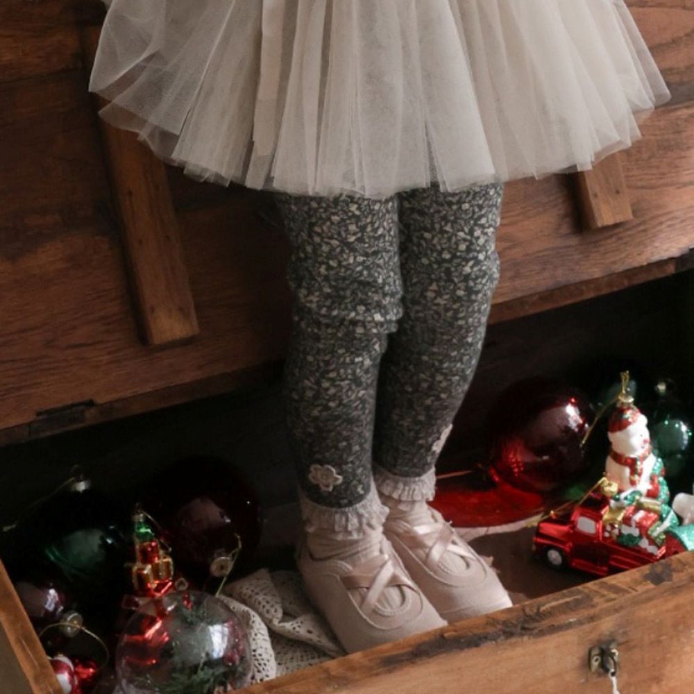 Puellaflo 鬆緊腰繡花點綴彈力花漾內搭褲-墨灰