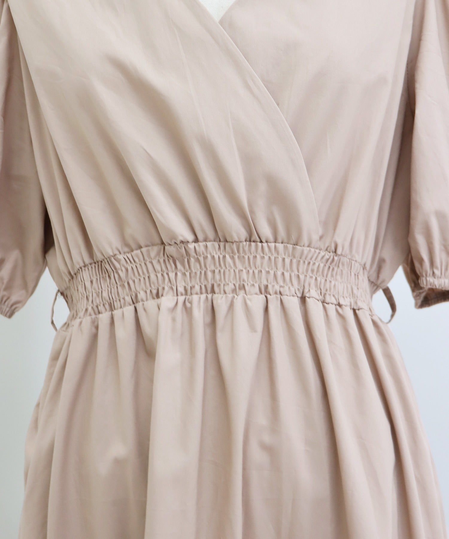 日本 BLUE EAST - 優雅小V領綁帶澎澎袖洋裝-奶茶棕