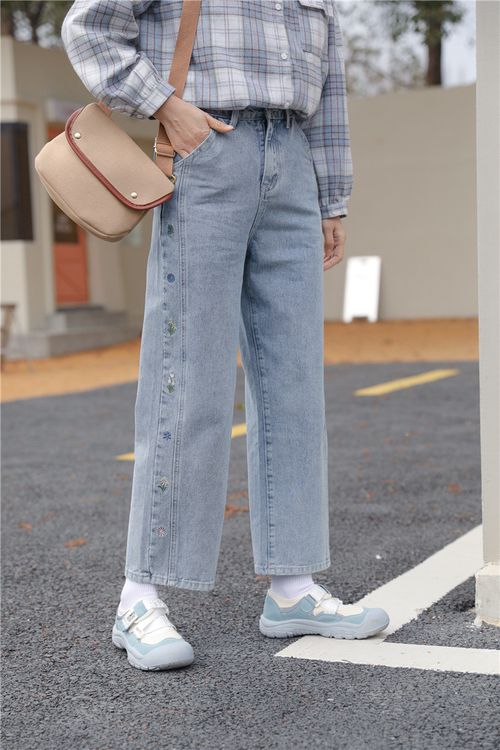 日系刺繡拼接設計直筒牛仔長褲-淺藍色