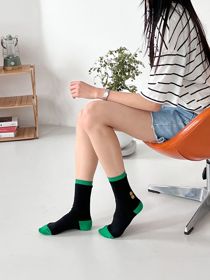 韓國Marian - 笑臉刺繡撞色中筒襪-奶油色 (Free)