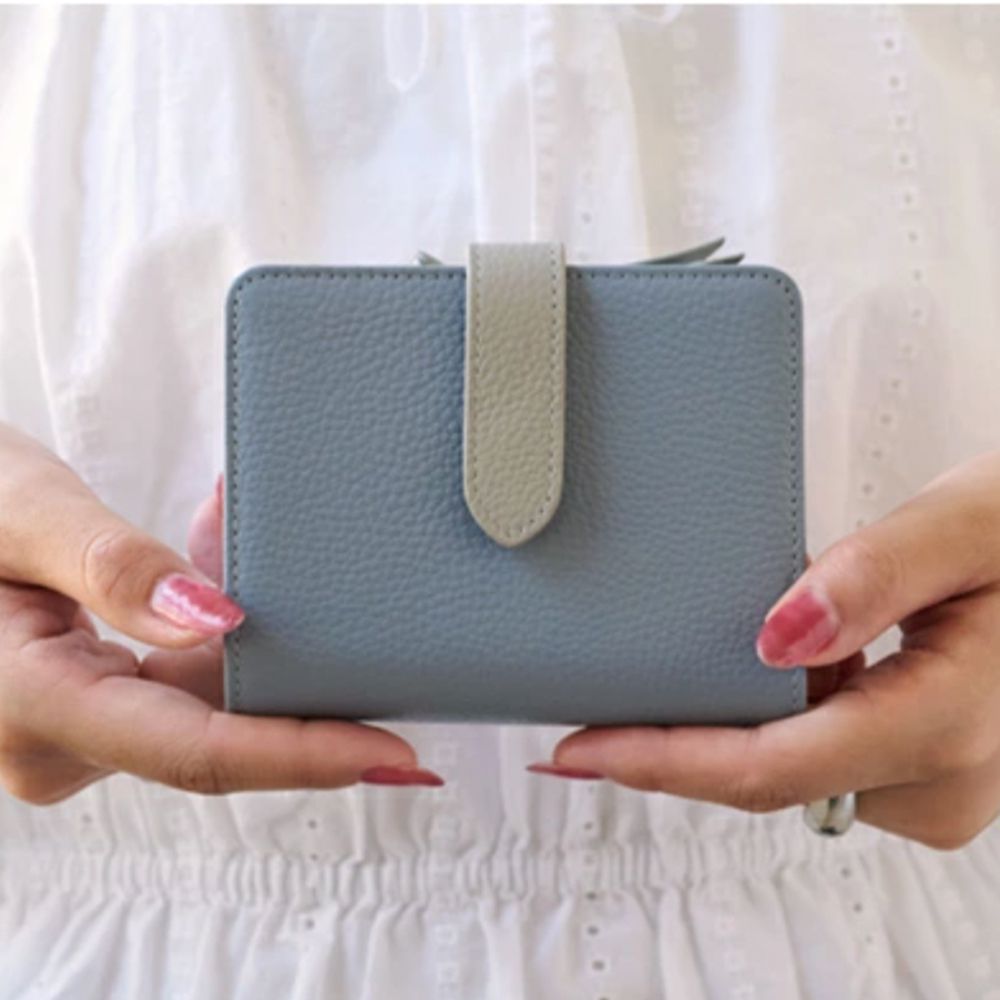 14口袋高收納力真皮對折式中夾-煙燻藍x淺灰 (12x9.5cm)