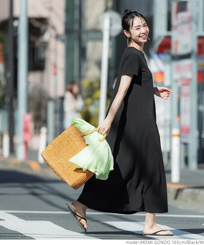 日本 COCA - 速乾彈性 修身圓領短袖洋裝-黑