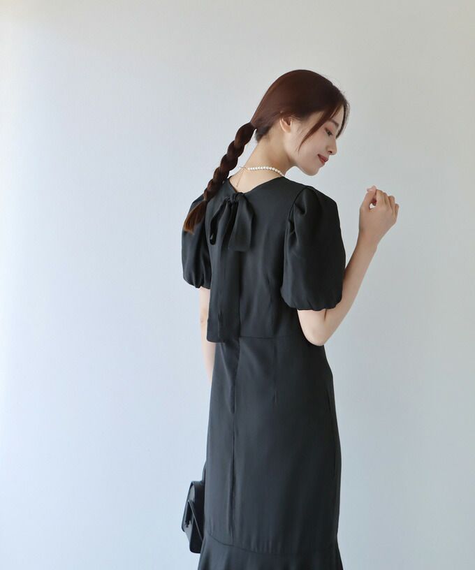 日本 BLUE EAST - 時光漫漫後綁帶泡泡袖洋裝-簡約黑