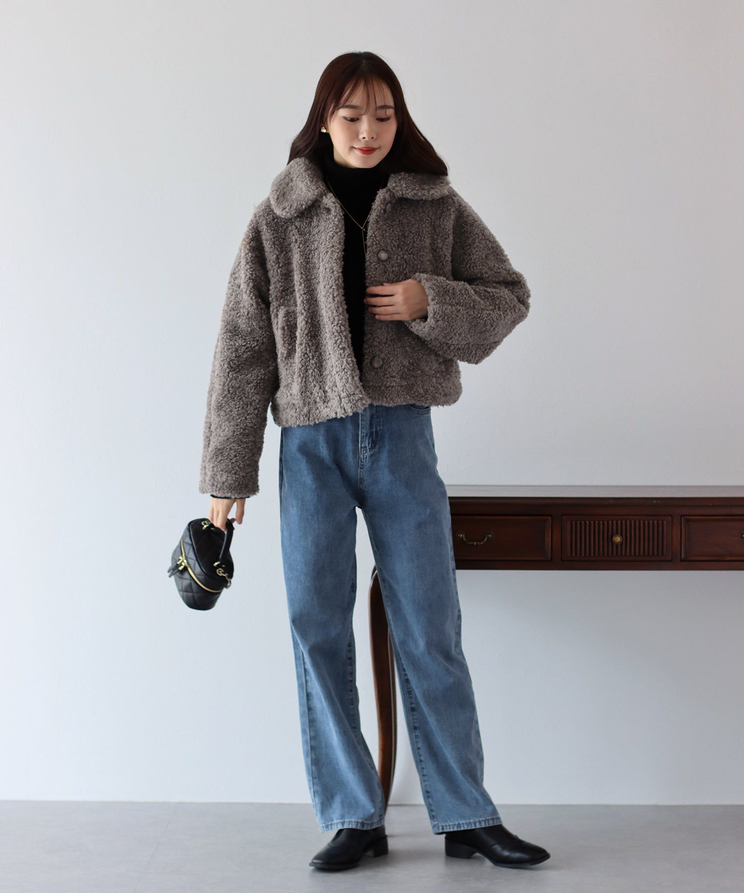 日本 BLUE EAST - 輕盈絨毛圓領短版外套-深咖啡