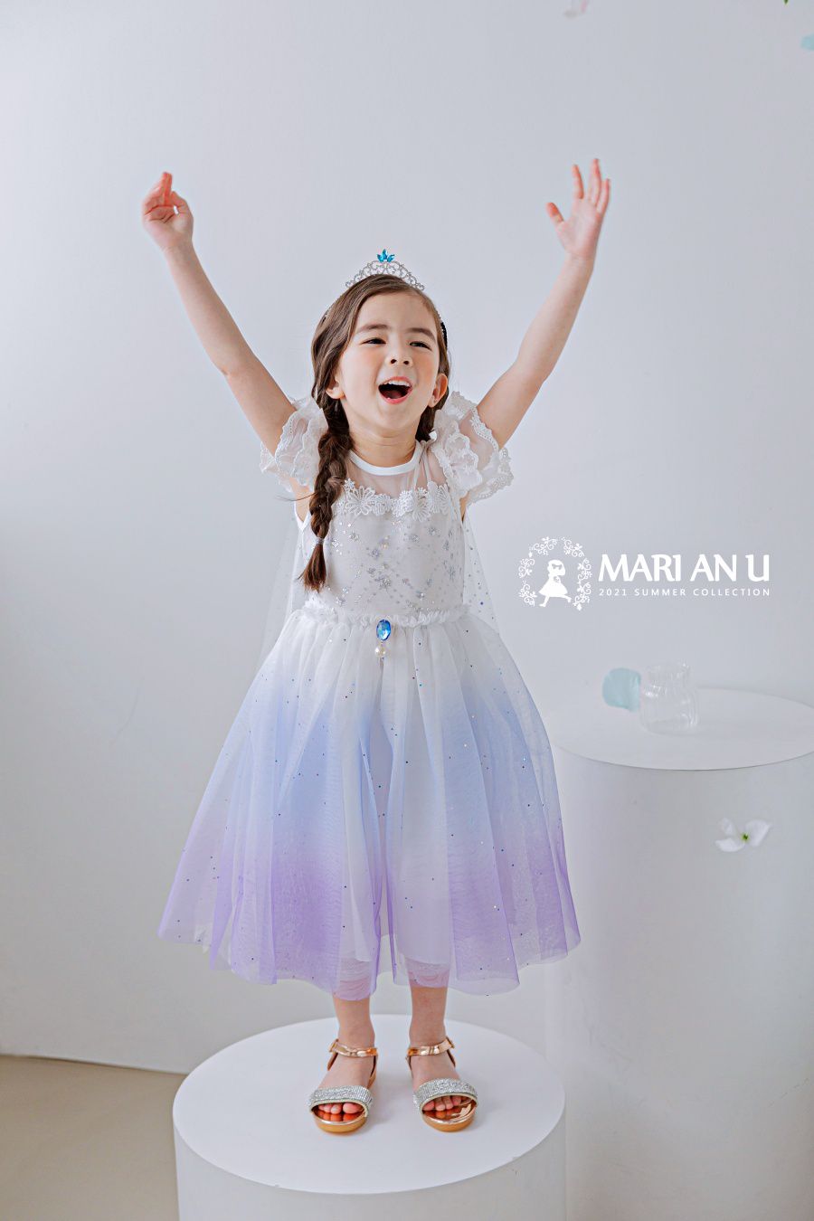 韓國 mari an u - (披風可拆)藍寶石透膚領漸層紗裙洋裝-極光白