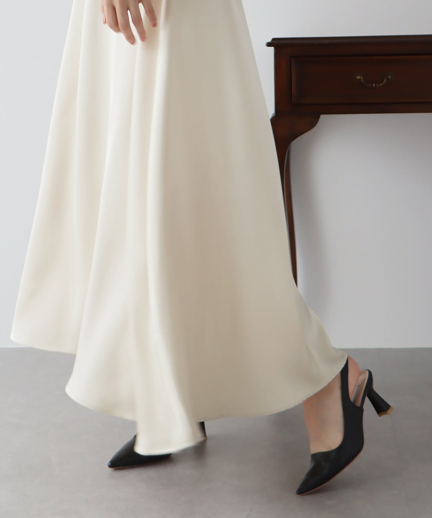 日本 BLUE EAST - 柔軟緞面光澤修身長裙-淺米杏