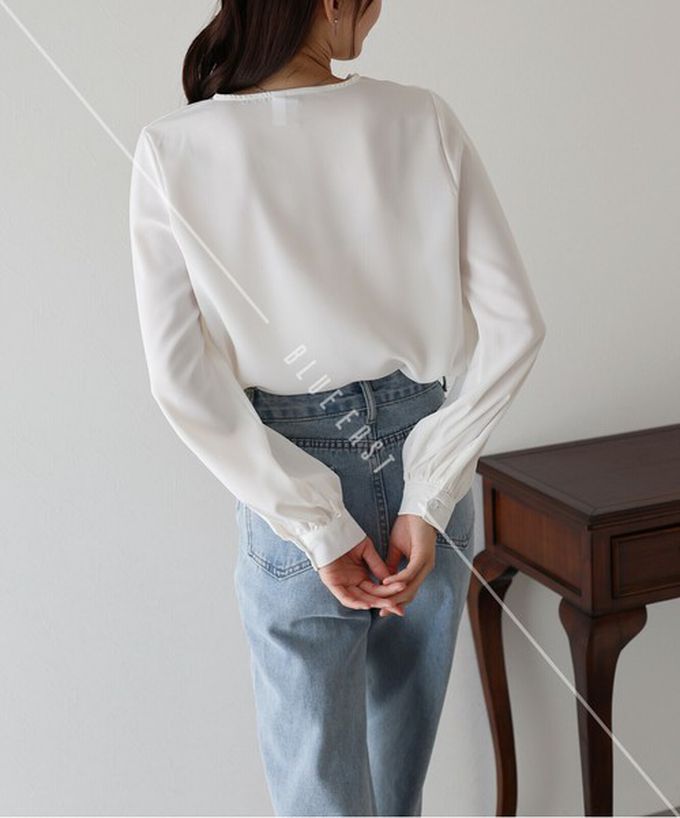 日本 BLUE EAST - 魅力珍珠扣造型V領長袖襯衫-白