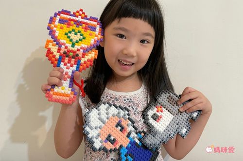 <span>現在流行的拼豆不像編媽小時候玩的還需要「加水熨燙」，免熨燙採用最新的</span><span>卡扣式技術，像樂高一樣只要上下相拼就能堆疊，而且卡的比傳統拼豆還要確實喔！</span><span>像是<em>韓國咕咕拼豆、韓國Color Story</em>，還有像是<em>玩玩 play</em> 也有「夜光發亮」的拼豆、<em>韓國 EZ</em> 則有可轉動的「關節豆」，</span>都是很創新的設計唷！<br /><em>．適齡：3Y 以上</em><br /><em>．難度：4 顆星</em><br /><em>．花費時間：大約 2 小時</em>