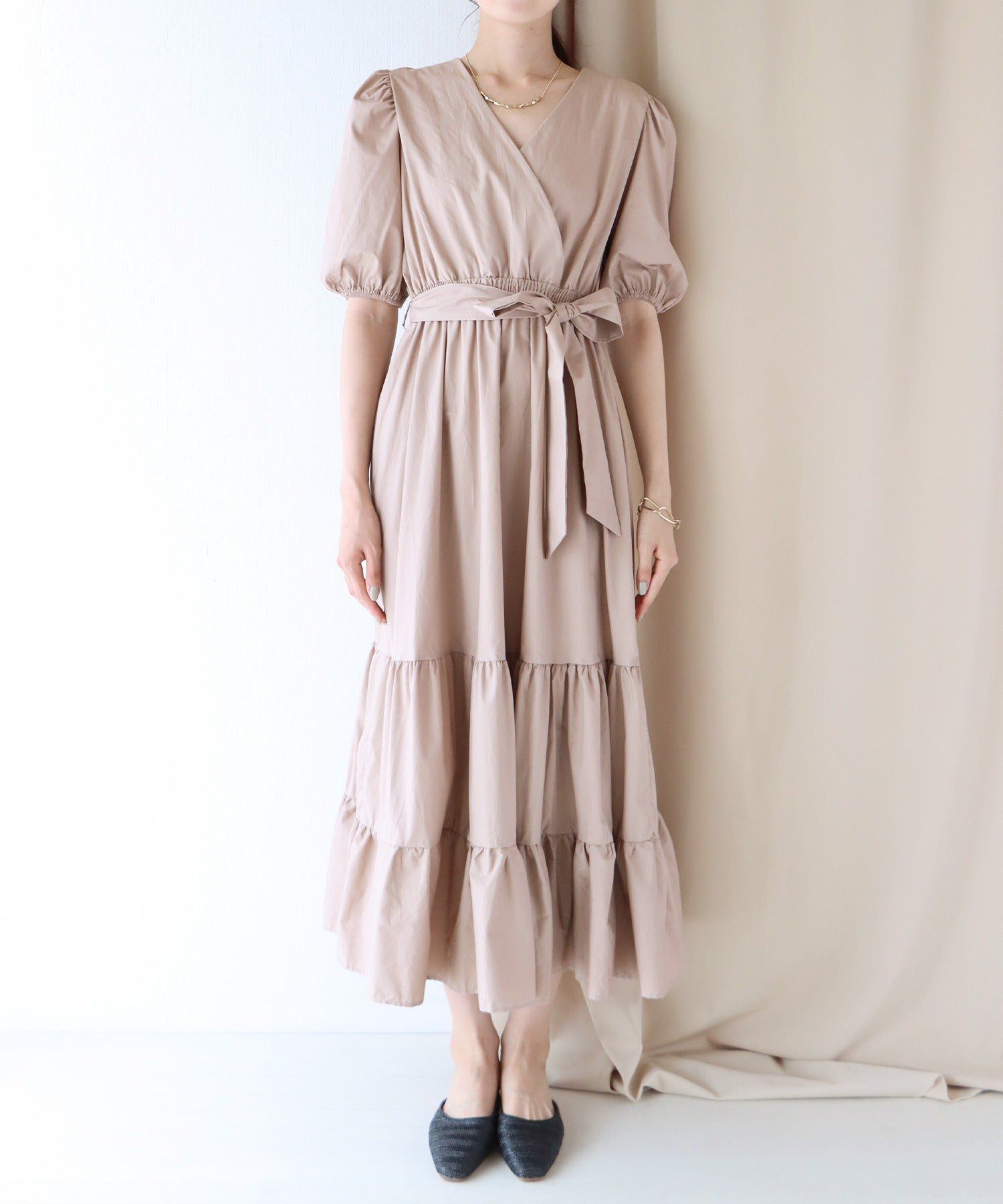 日本 BLUE EAST - 優雅小V領綁帶澎澎袖洋裝-奶茶棕