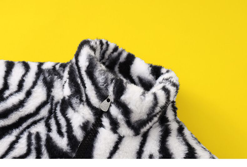 卡通人物史努比斑馬紋毛絨保暖外套-SNOOPY三角小標籤-黑色