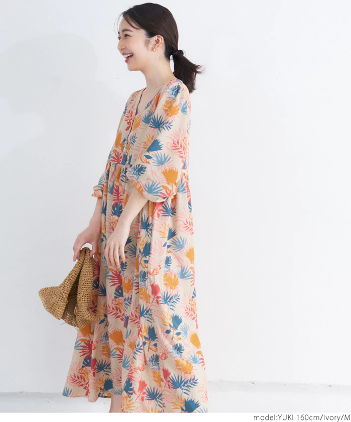 日本 COCA - 夏日風情V領長袖洋裝-繽紛葉子-米杏