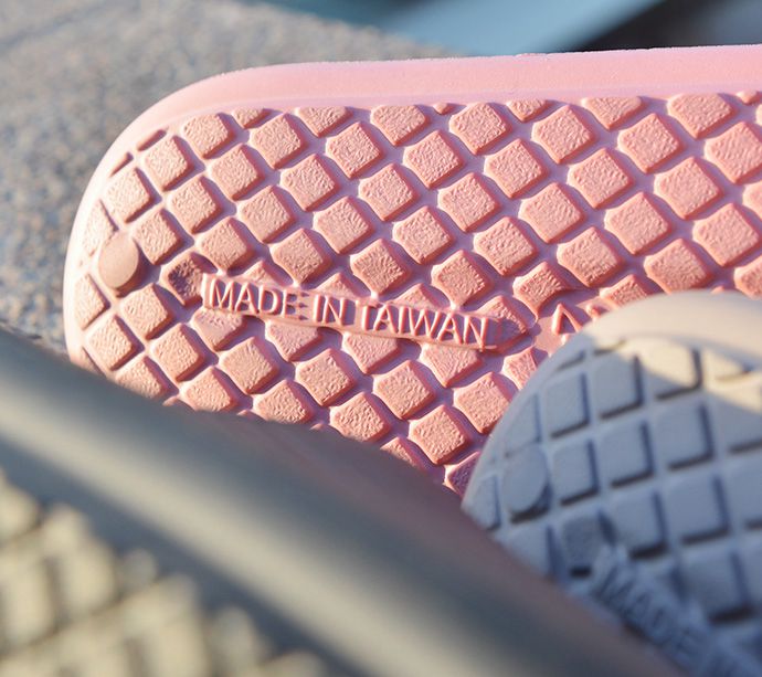 家窩 - MIT 雅漫EVA輕量釋壓厚軟底防滑拖鞋-男款-雅痞黑