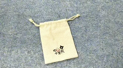 小牛津 - 365帽T熊故事機+帽Q小黑熊故事機>>2022最強新生兒禮物彌月禮-365帽T熊-櫻花粉*1, 帽Q小黑熊*1, 時尚帆布袋*1, 小黑熊可愛束口袋*1, 獨家造型恐龍防摔衣*1, 歌詞本, 目錄本*3, GK爸爸故事小冊*1, 遙控器*1, USB充電線*2