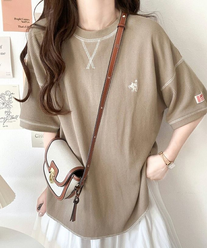 日本 Classical Elf - Java 華夫格落肩刺繡logo上衣-淺摩卡