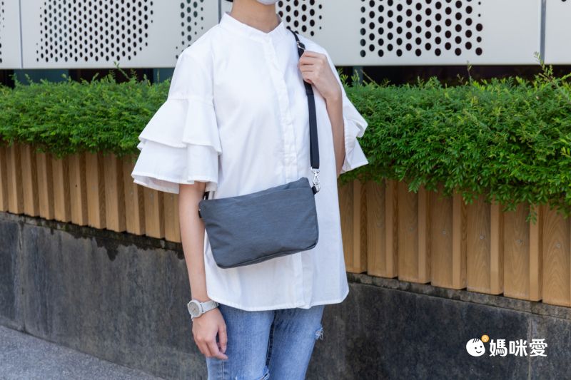 日本 KEYUCA - [撥水加工] 休閒輕量隨身側背包-氣質米 (21x5x16cm)