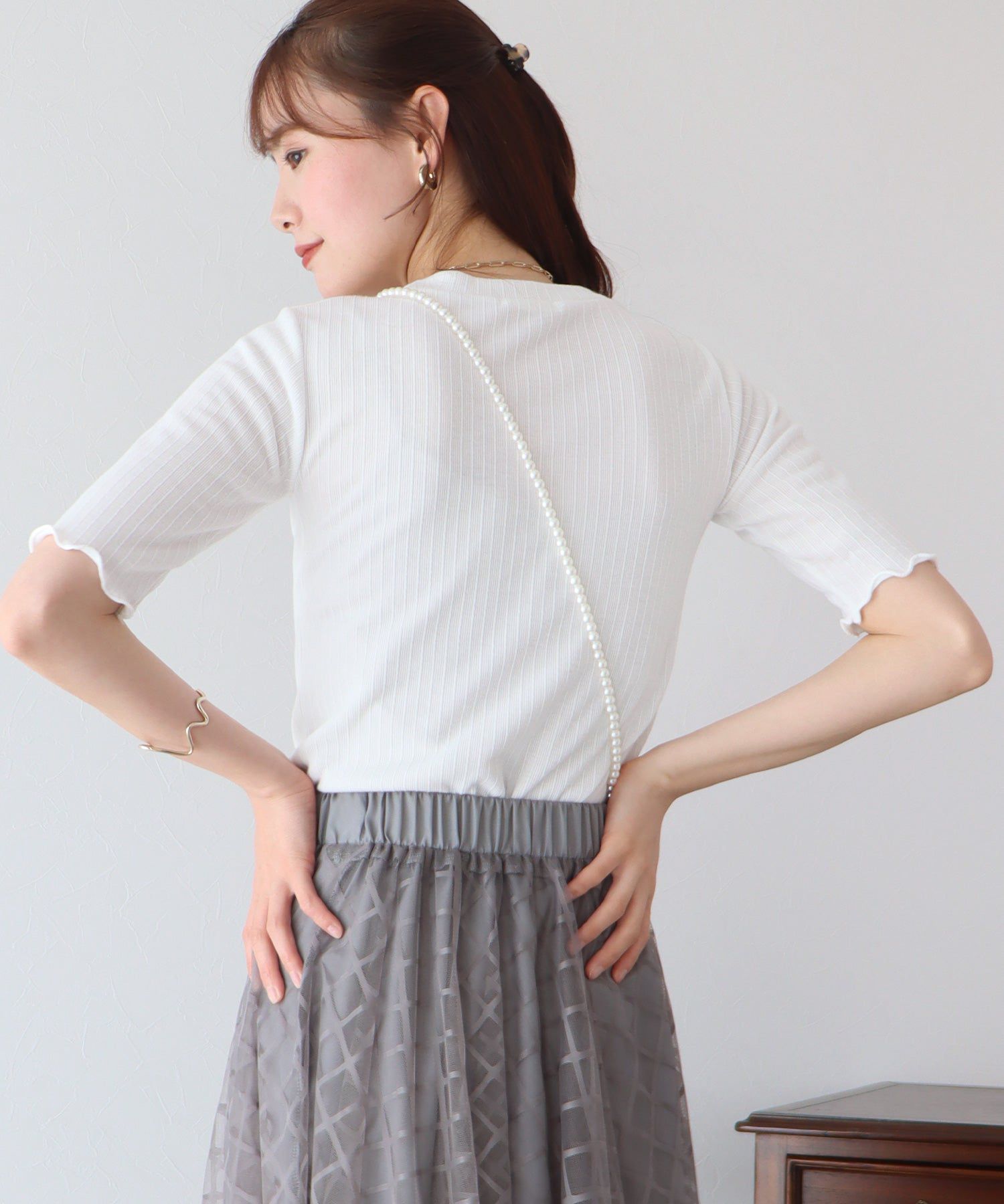 日本 BLUE EAST - 圓領彈性捲邊五分袖上衣-米杏