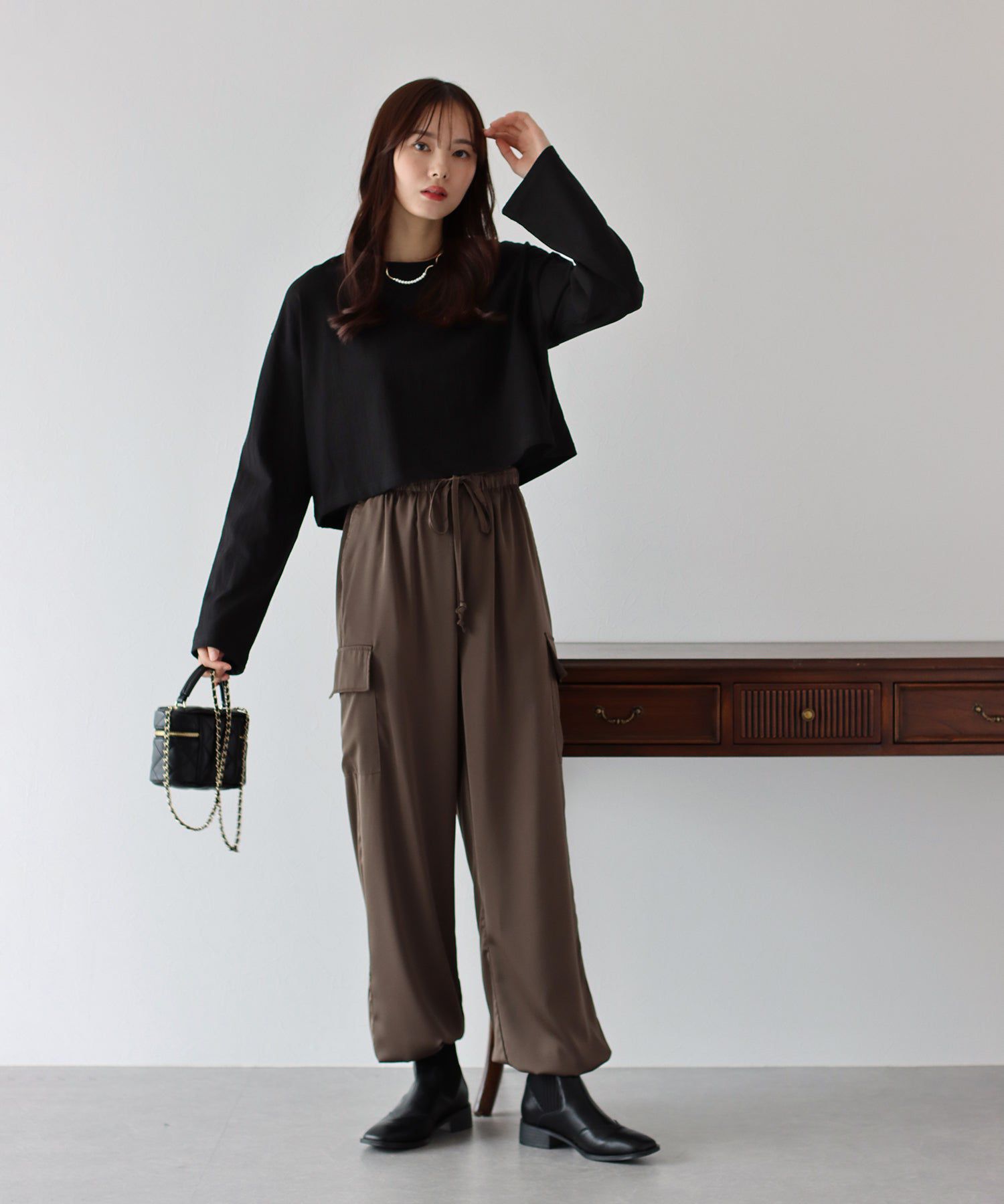 日本 BLUE EAST - 定番百搭短版長袖上衣-黑