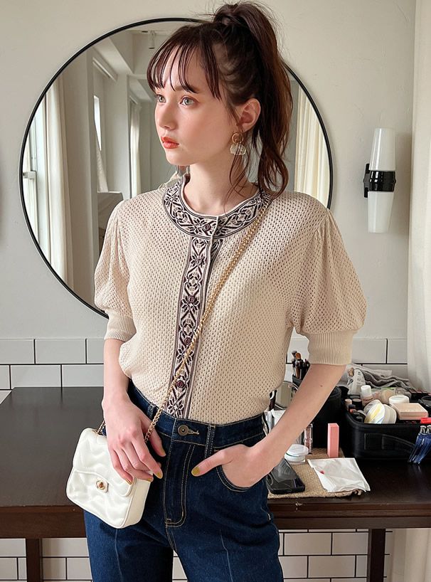 日本 GRL - 民族風圖騰雕花圓領短袖上衣-淺灰米