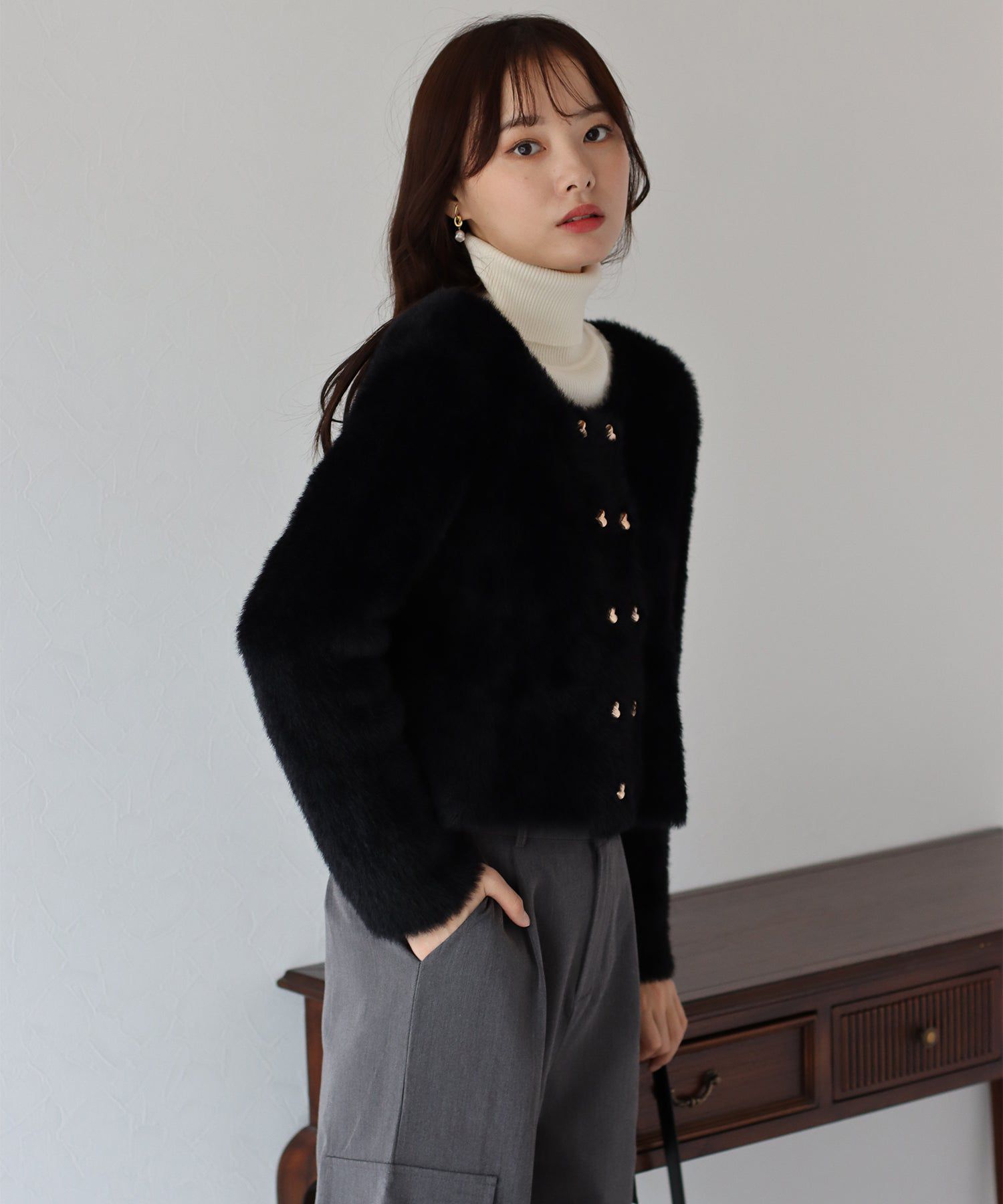 日本 BLUE EAST - 毛茸茸雙愛心排扣外套-米杏