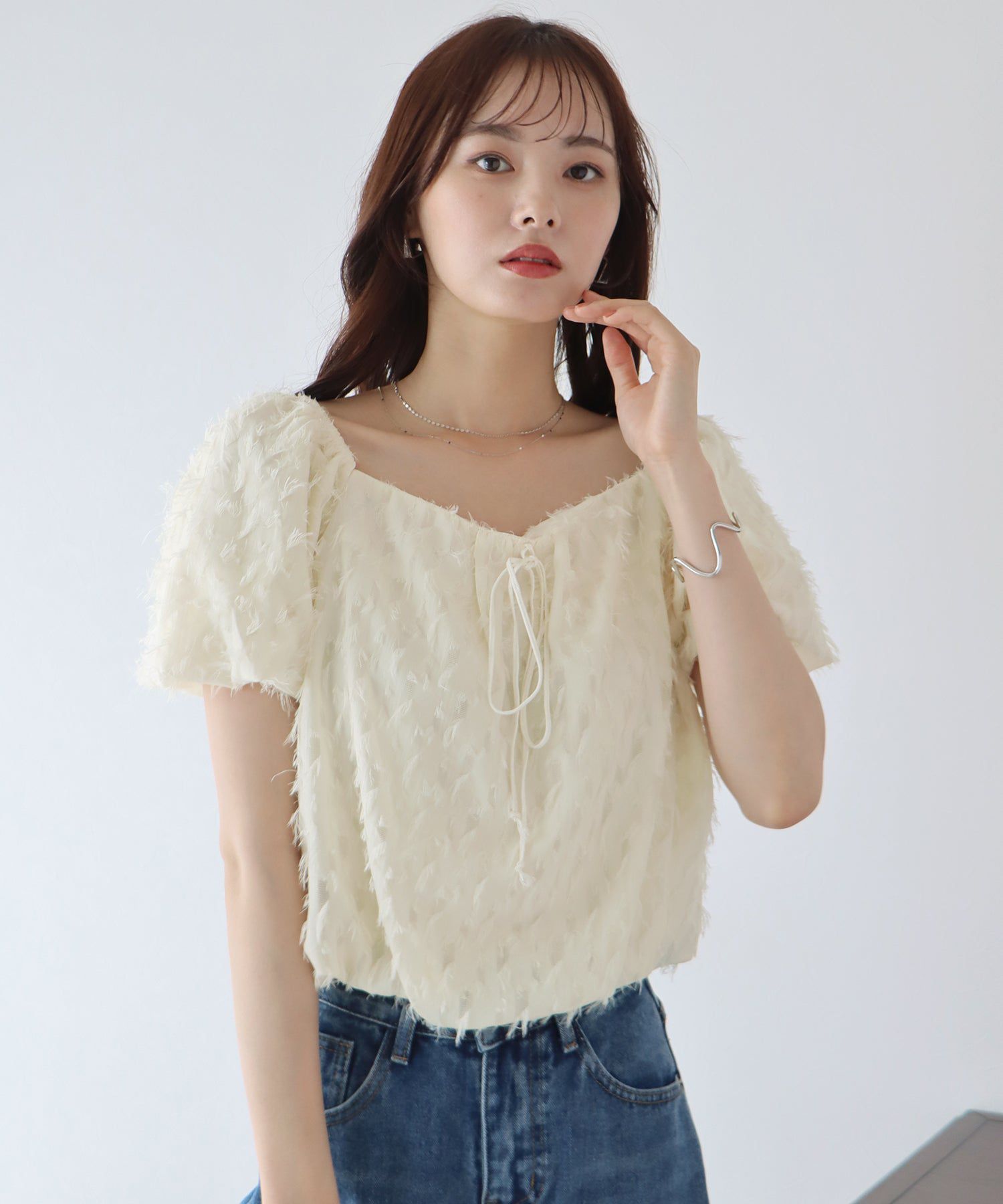 日本 BLUE EAST - 抽鬚感寬領泡泡袖上衣-淺杏