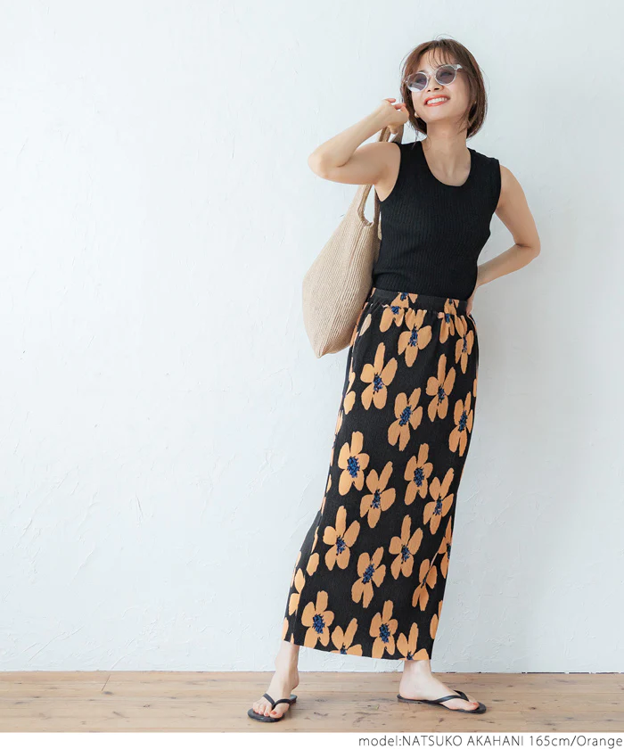 日本 COCA - 熱情花朵細摺長裙-黑底白花