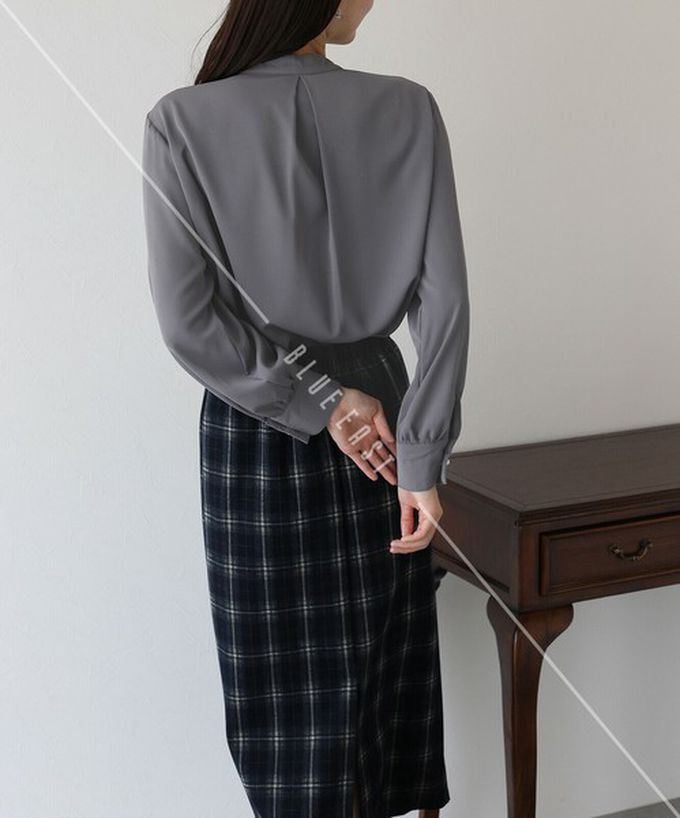 日本 BLUE EAST - 2way領知性整潔感打褶長袖上衣-珍珠袖扣-藍