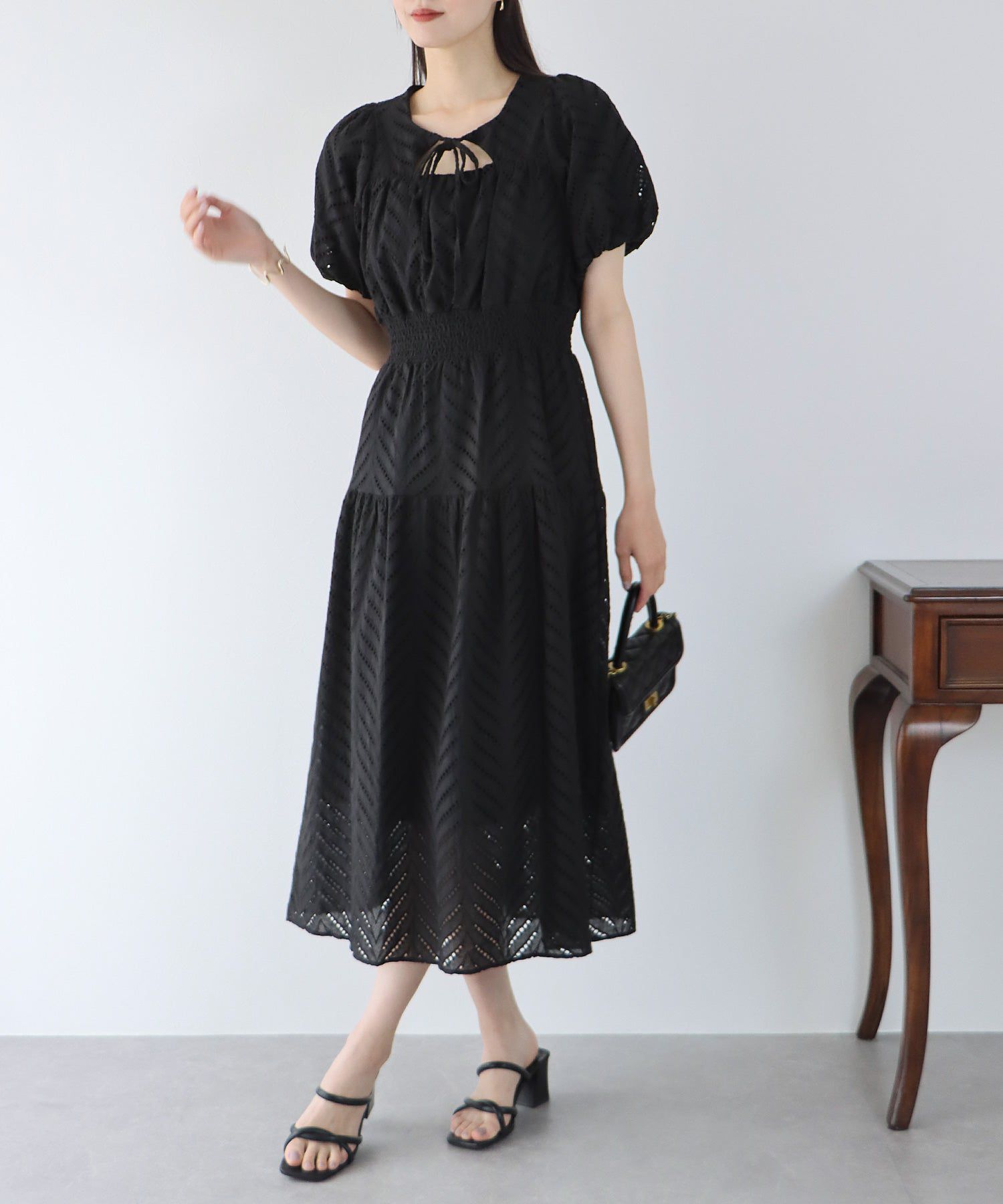 日本 BLUE EAST - 優雅雕花泡泡袖洋裝-白