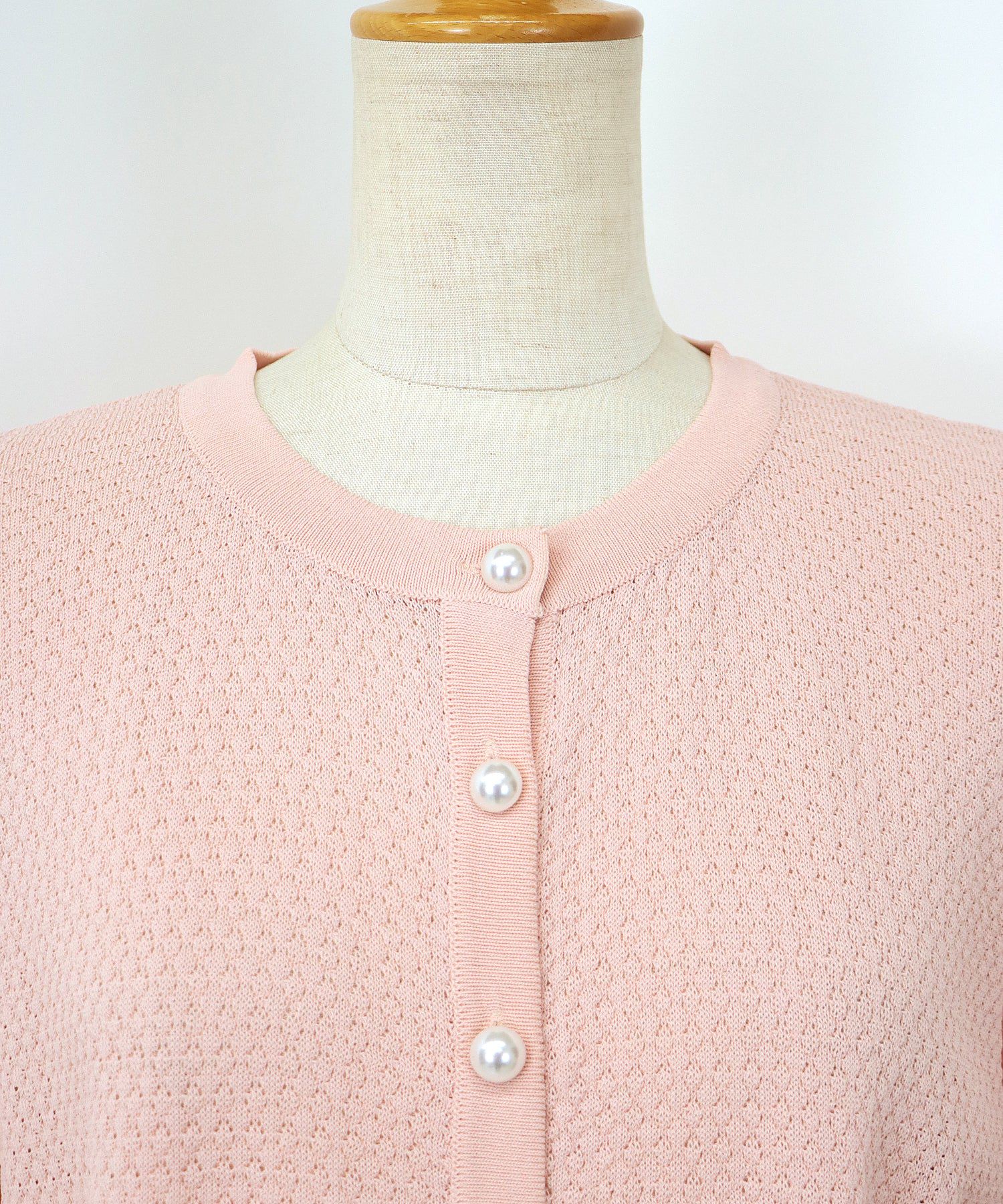 日本 BLUE EAST - 優雅圓領珍珠扣五分袖上衣-深可可