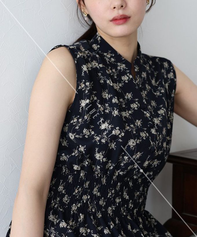 日本 BLUE EAST - 接觸冷感 縮腰顯瘦立領無袖洋裝-線條-黑 (M)