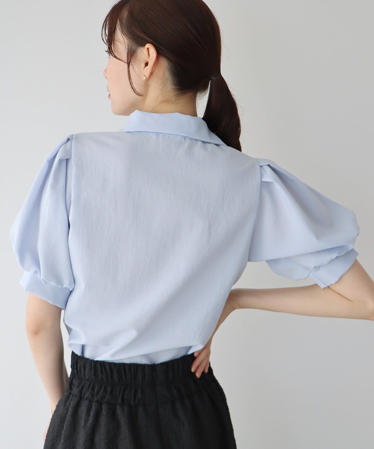 日本 BLUE EAST - 優雅百搭泡泡短袖襯衫-深藍