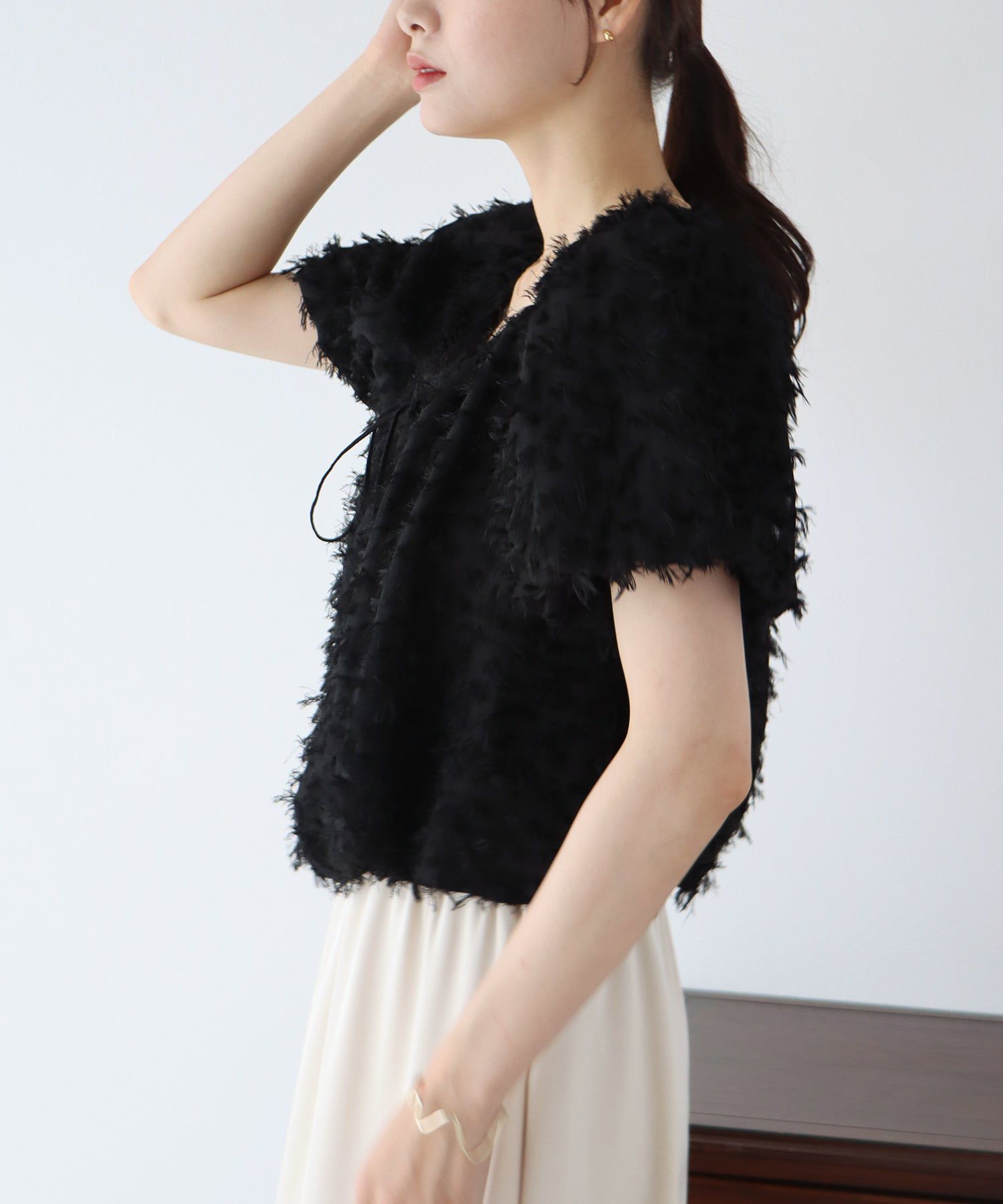 日本 BLUE EAST - 抽鬚感寬領泡泡袖上衣-淺杏