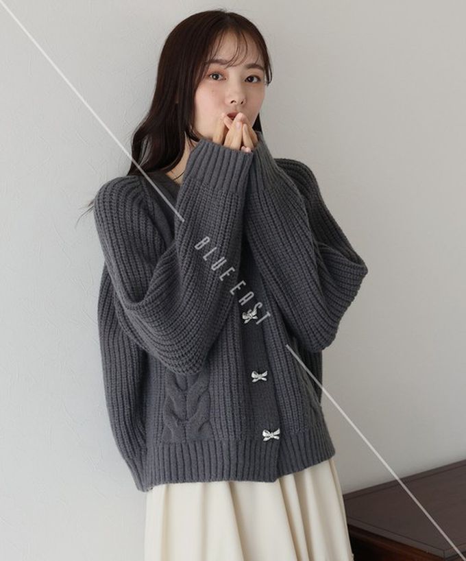 日本 BLUE EAST - 蝴蝶結寶石V領麻花粗編開襟衫-炭灰 (M)