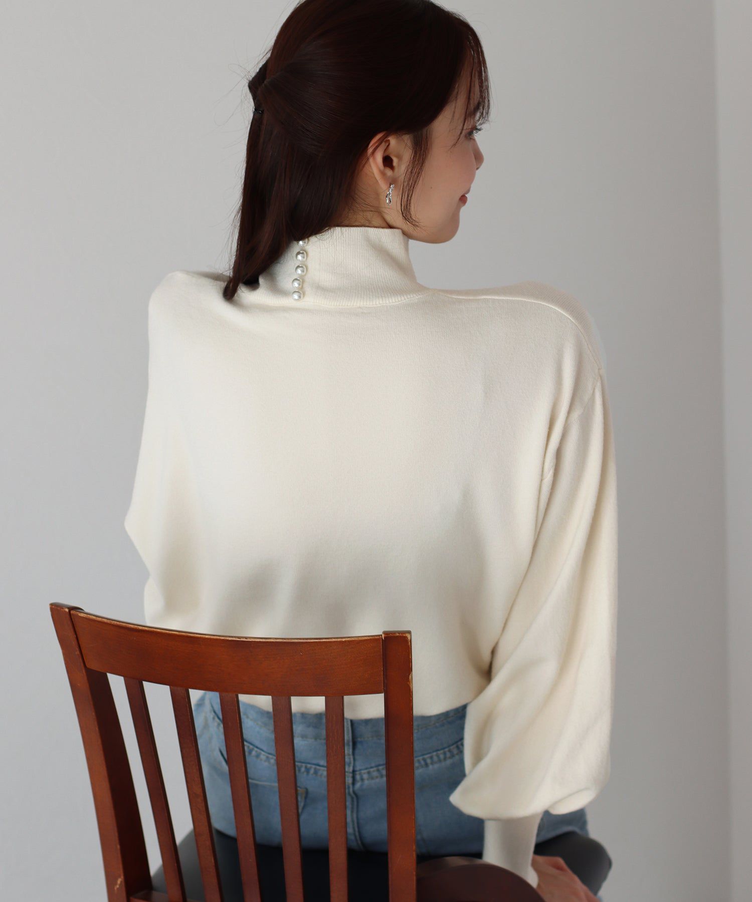 日本 BLUE EAST - 心機珍珠高領收袖針織長袖上衣-藍