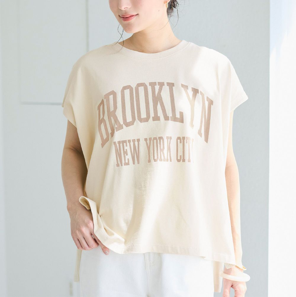 純棉學院風logo休閒短袖上衣-BROOKLYN-卡其米