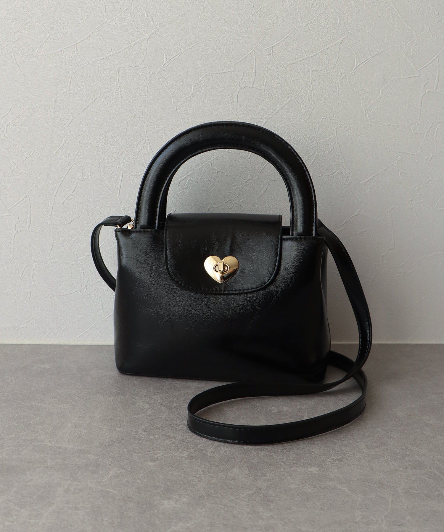 日本 BLUE EAST - 2WAY愛心金釦皮革肩背包-黑