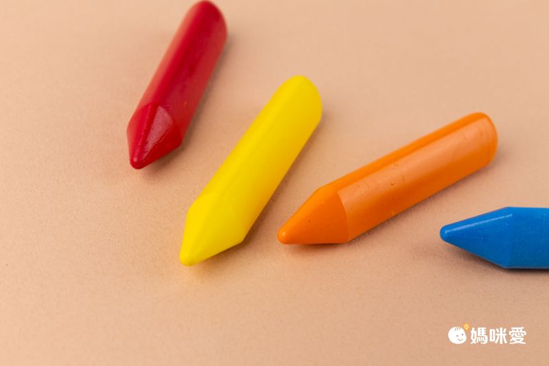 日本文具代購 - SAKURA 日本製兒童省力三角蠟筆組-8色