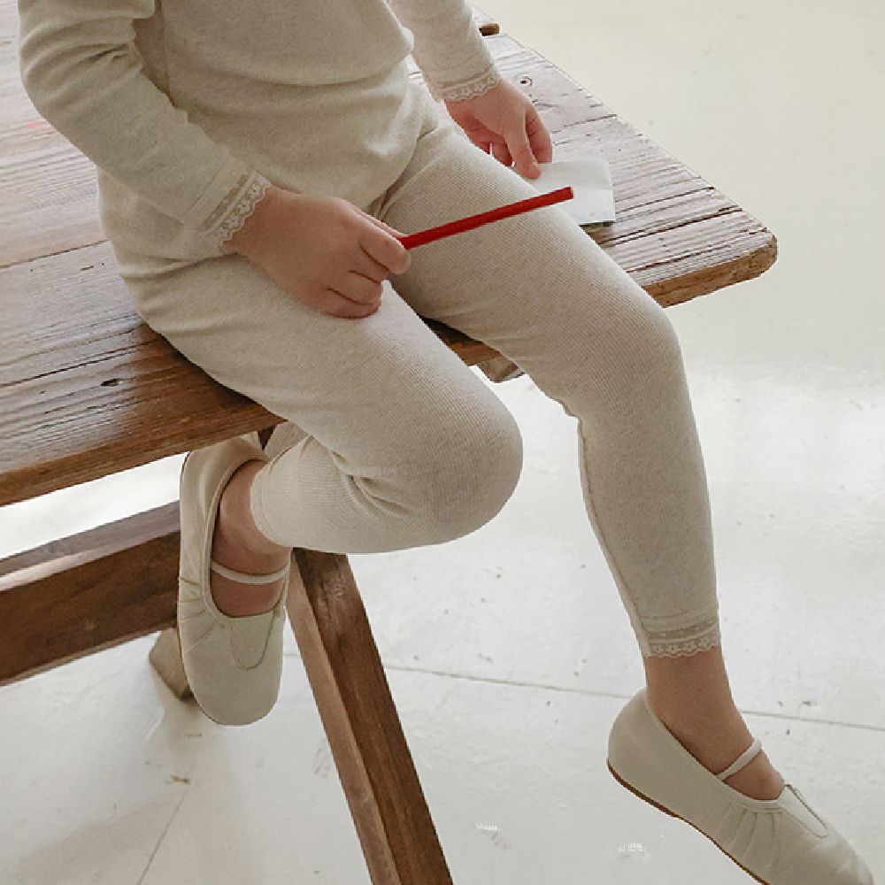 Puellaflo 鬆緊腰精緻蕾絲點綴彈力內搭褲-燕麥