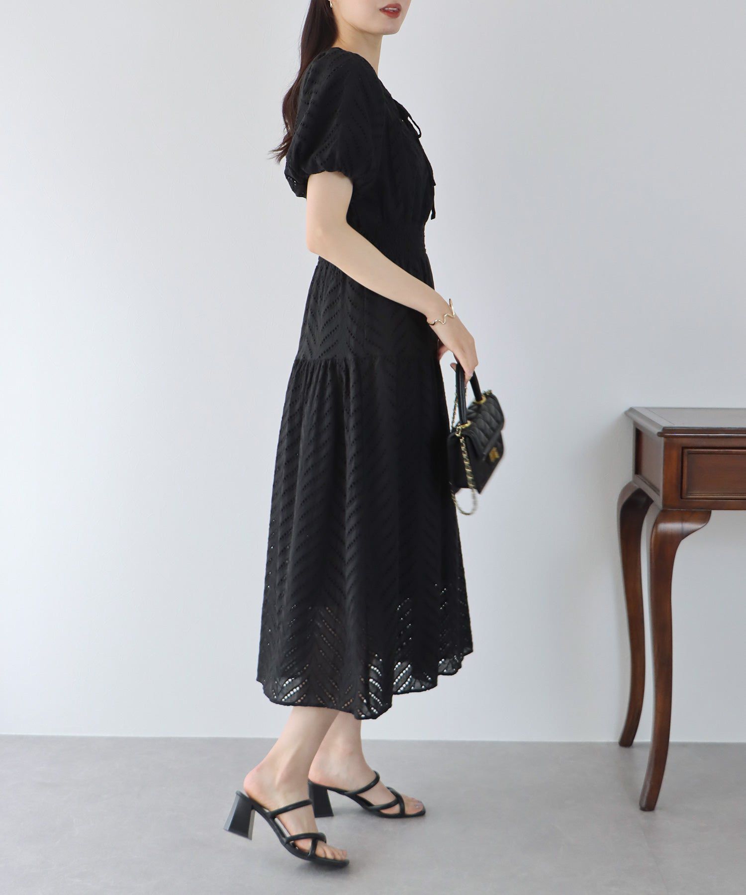 日本 BLUE EAST - 優雅雕花泡泡袖洋裝-白