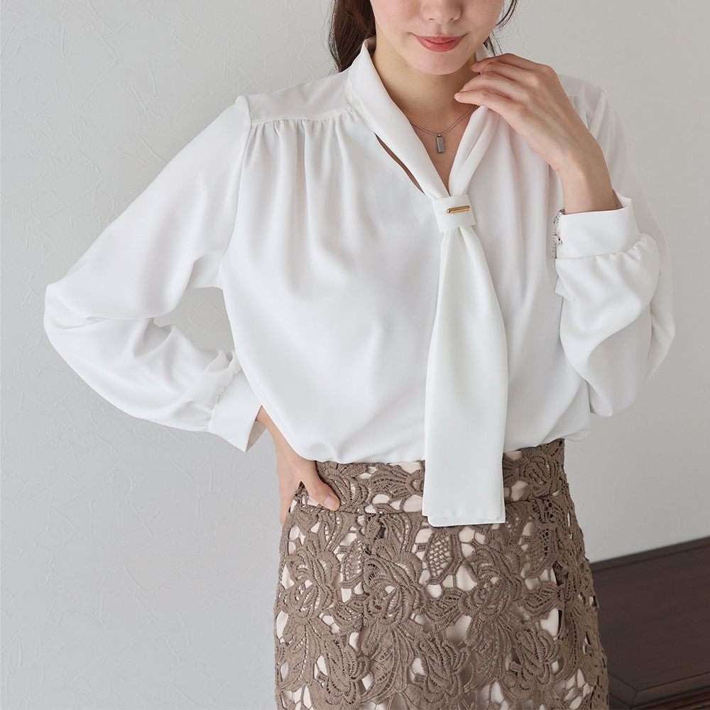 韓國製 氣質魅力金屬裝飾領結長袖上衣-白 (M)