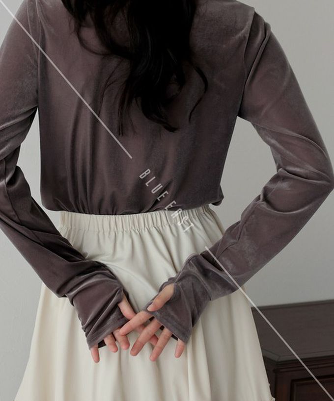 日本 BLUE EAST - 透明感光澤絨面船領長袖上衣-(指孔設計)-焦糖橘