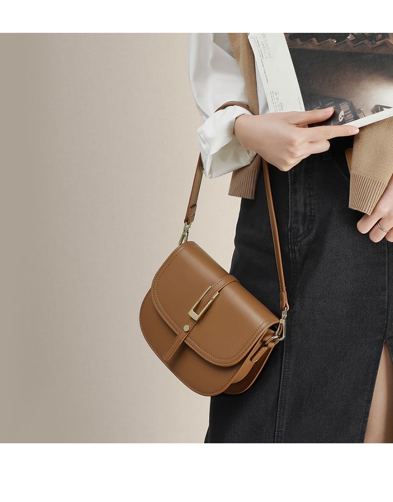真皮金釦馬鞍斜跨/腋下包-附2種背帶-棕色 (21x16x6cm)