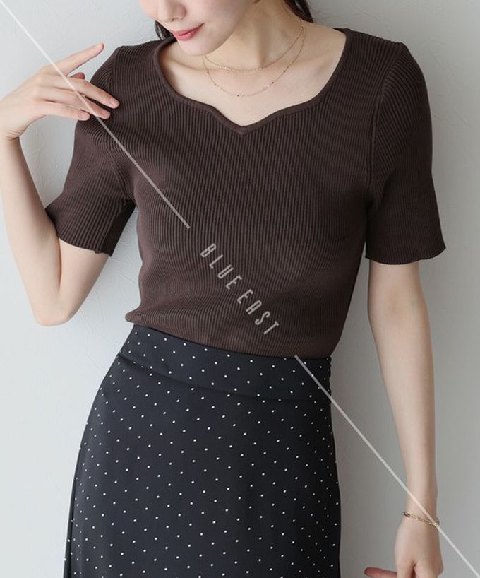 日本 BLUE EAST - 合身羅紋甜美桃心領短袖上衣-黑