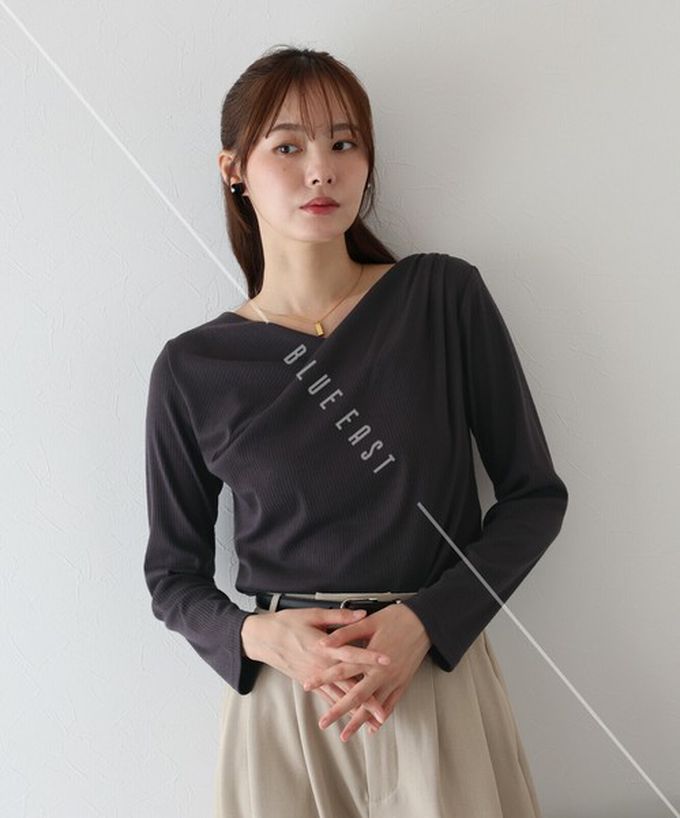 日本 BLUE EAST - 顯瘦V領垂墜感羅紋長袖上衣-淺卡其