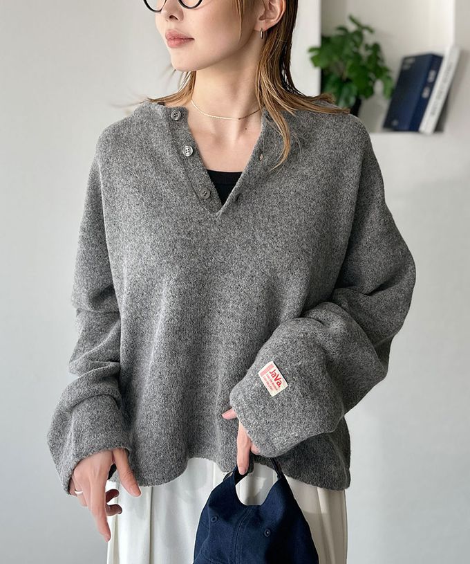 日本 Classical Elf - Java 率性亨利領寬鬆厚針織上衣-米白x卡其