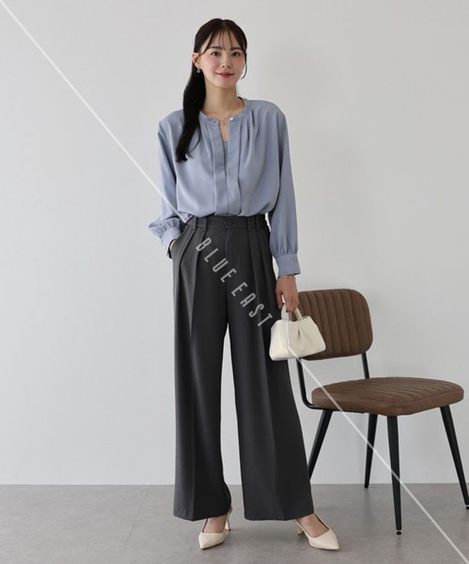 日本 BLUE EAST - 2way領知性整潔感打褶長袖上衣-珍珠袖扣-藍