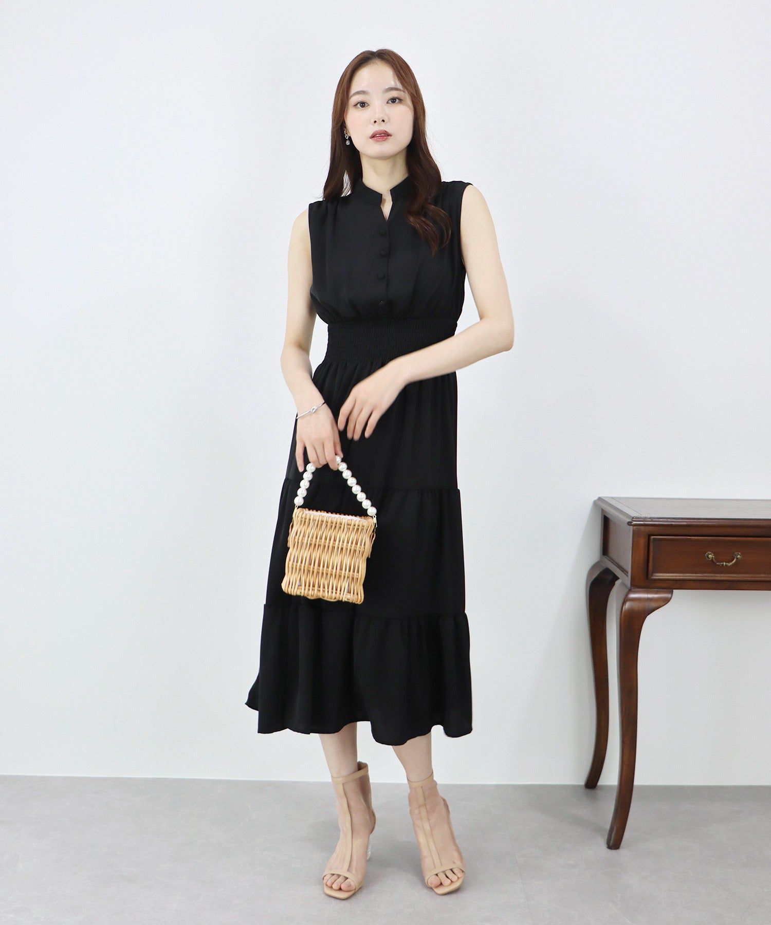 日本 BLUE EAST - 優雅小V領無袖洋裝-素色-摩卡